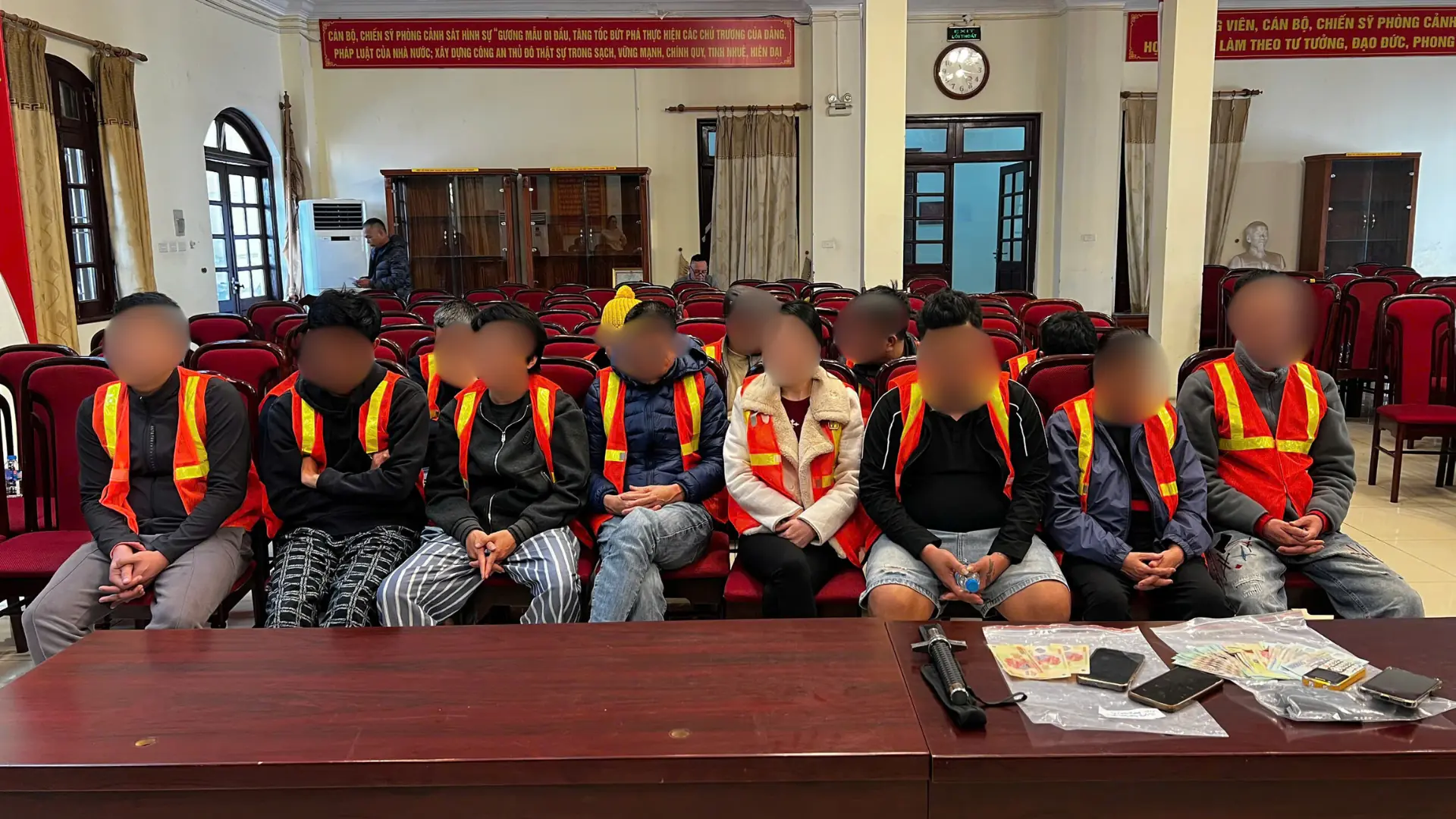 Công an Hà Nội bắt giữ nhóm đối tượng đánh bạc trên sông